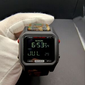 Nixon Staple x Independent new with tag